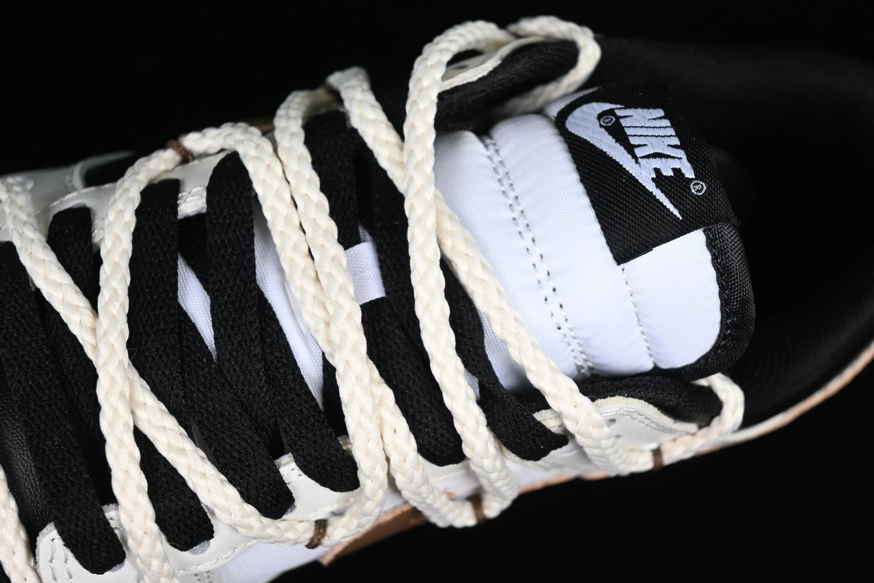All Categories Nk SB Dunk Series Nk SB Dunk Low Low-top sneakers Nk Dunk Low College style Denim deconstruction Hand-stitched Customized SB strap low-top casual sneakers DD1391-100